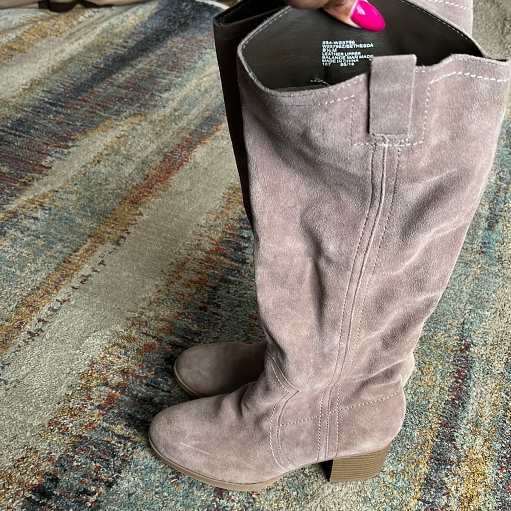 Women’s suede boots